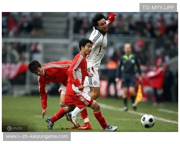 中场直塞+插上头球形成默契配合得分引来掌声的故事 中场直塞+插上头球形成默契配合得分引来掌声的故事